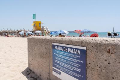 Eindr?cke vom Strand in Playa de Palma auf der Insel Mallorca zur Hauptsaison im Sommer 2024;Mittelmeerinsel Mallorca w?-stock-foto