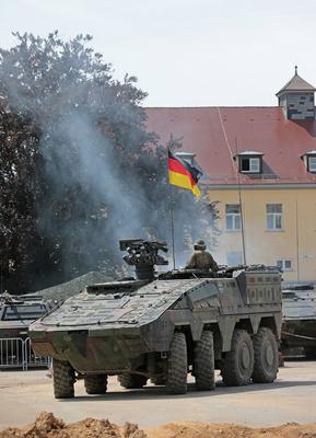 Das J?gerbataillon 292 der Bundeswehr in Donaueschingen verf?gt u.a. ?ber gepanzerte Transportfahrzeuge vom Typ GTK Boxer. Im Bild ein GTK Boxer in der Kaserne in Donaueschingen. Hochkant.-stock-foto