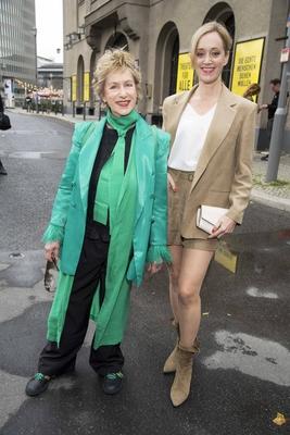 abb Beatrice Richter und Judith Richter Mutter tochter Schauspielerinen zu Gast anlaesslich der Deutschen Erstauffuehrung vom Theaterstueck Vanja von der Komoedie am Kurfuerstendamm im Neuen Haus des Berliner Ensemble am 03.August 2025 in Berlin Berlin Deutschland *** abb Beatrice Richter and Judith Richter mother-daughter actresses as guests at the German premiere of the play Vanja by the Komoedie am Kurfuerstendamm at the Neues Haus of the Berliner Ensemble on August 03, 2025 in Berlin Berlin Germany-stock-foto