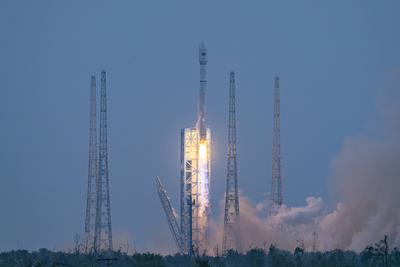 WENCHANG, CHINA - AUSGUT 04: A Long March-12 carrier rocket carrying a group of internet satellites blasts off from the-stock-foto