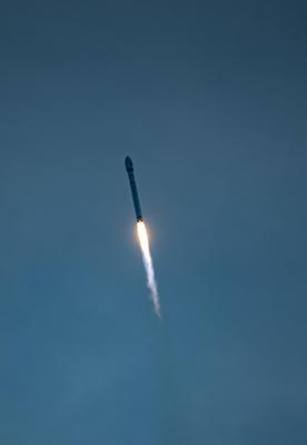 WENCHANG, CHINA - AUSGUT 04: A Long March-12 carrier rocket carrying a group of internet satellites blasts off from the-stock-foto
