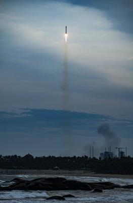 WENCHANG, CHINA - AUSGUT 04: A Long March-12 carrier rocket carrying a group of internet satellites blasts off from the-stock-foto