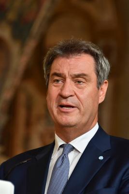 Dr. Markus S?der ( Bayerischer Ministerpr?sident) / Verleihung des Bayerischen Verdienstorden an Dr. Angela Merkel (Bund-stock-foto