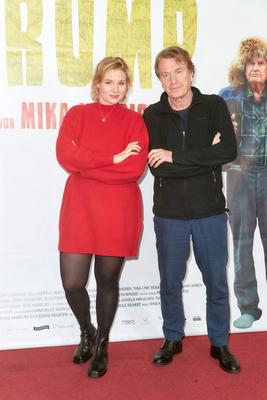 Premiere von Grump in Berlin Rosalie Thomass und Mika Kaurism?ki auf dem roten Teppich bei der Berlin Premiere von Grump-stock-foto