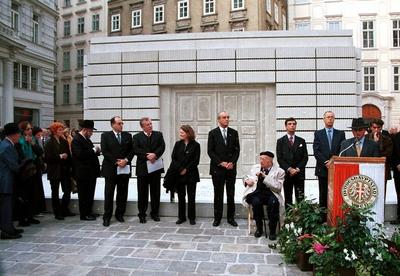 Wien 2001 Thomas KLESTIL Simon WIESENTHAL HOLOCAUS DENKMAL-stock-foto