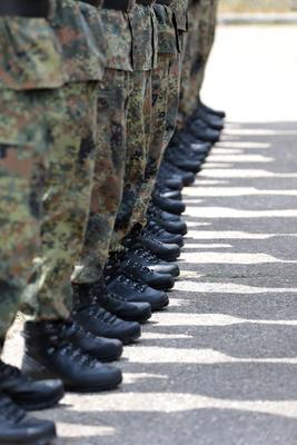 Angetretene Soldaten des J?gerbataillon 292 der Bundeswehr in Donaueschingen. Das Bataillon geh?rt zur Deutsch-Franz?sischen Brigade (DF-Brigade). Symbolbild. Hochkant.-stock-foto