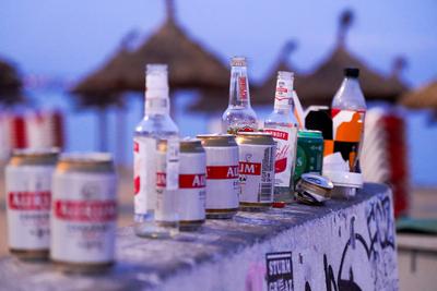 Alkoholkonsum und M?ll an ?ffentlichen Pl?tzen in Palma de Mallorca, Spanien, Europa, Party, Alkoholkonsum, M?llproblem,-stock-foto