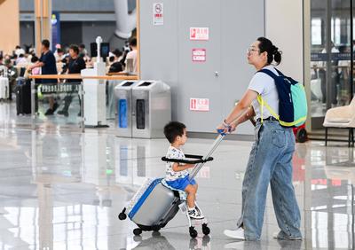 BEIJING, CHINA - AUGUST 04: Passengers walk at Beijing Chaoyang Railway Station during the summer travel rush on August-stock-foto