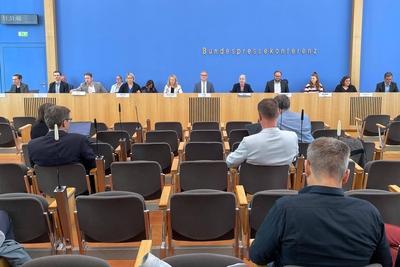 Berlin, Deutschland, 04.08.2025: Bundespressekonferenz: Regierungspressekonferenz: L-R unter anderem: Kira N?bel (BMG),-stock-foto