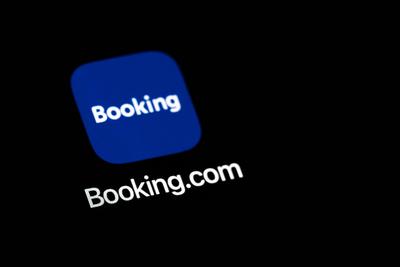 Die Applikation-App Booking.com zur Buchung von Reiseunterk?nften sowie Fl?gen und Mietwagen ist auf dem Display eines i-stock-foto