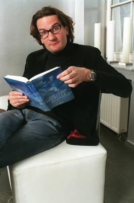 Bildnummer: 56951622  Datum: 03.04.2004  Copyright: imago/teutopressFr?d?ric Beigbeder (Autor) 04/04 pp Frederic Mann Frankreich Schriftstellerei Schriftsteller Autor Literatur Roman Buch Windows on the World dunkelhaarig langhaarig Brille leger Jackett Pullover schwarz Jeans sitzend angelehnt haltend halb hoch nachdenklich l?chelnd Fototermin am 03.04.2004 in K?ln (exklusiv) People x0x xkg 2004 hoch  56951622 Date 03 04 2004 Copyright Imago  Frdric Beigbeder Author 04 04 PP Frederic Man France Writing Writer Author Literature Novel Book Windows ON The World dark haired long haied Glasses casual Jacket Sweater Black Jeans seated relationship holding half vertical contemplative smiling Photo call at 03 04 2004 in Cologne exclusive Celebrities x0x xkg 2004 vertical-stock-foto