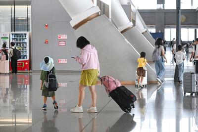 BEIJING, CHINA - AUGUST 04: Passengers walk at Beijing Chaoyang Railway Station during the summer travel rush on August-stock-foto
