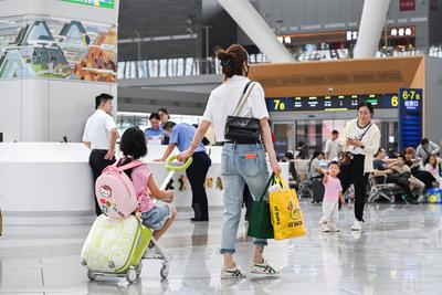 BEIJING, CHINA - AUGUST 04: Passengers walk at Beijing Chaoyang Railway Station during the summer travel rush on August-stock-foto