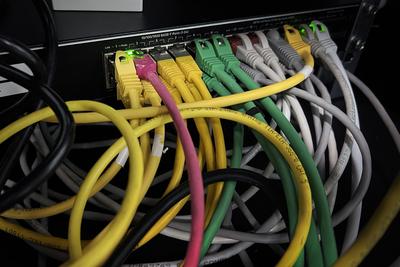 Symbolfoto Datenuebertragung,DSL,schnelle Internetverbindung,Lan,Lankabel,Telekom,Router, Vorratsdatenspeicherung,Abhoer-stock-foto