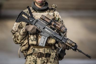 Soldat mit Ausstattung Infanterist der Zukunft - Erweitertes System (IdZ-ES), aufgenommen im Rahmen der Informationsleh-stock-foto