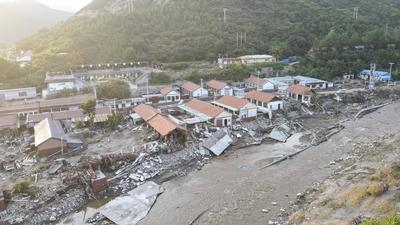 BEIJING, CHINA - AUGUST 03: Aerial view of houses damaged by the heavy rains and floods in Fengjiayu Town on August 3, 2-stock-foto