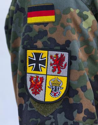 Ausbildung im Fallschirmjaegerregiment 31 Ein Soldat traegt auf seiner Uniform das Truppenabzeichen Landeskommando Meck-stock-foto