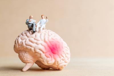 Surgeon spoke with patient about brain injuries. World Stroke Day concept. Miniature people Surgeon spoke with patient a-stock-foto