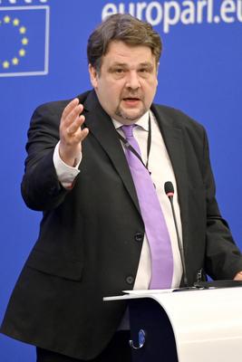 Dennis Radtke bei einer Pressekonferenz zu den Ergebnissen des Trilogs zum Mindestlohn im Europ?ischen Parlament. Stra?-stock-foto