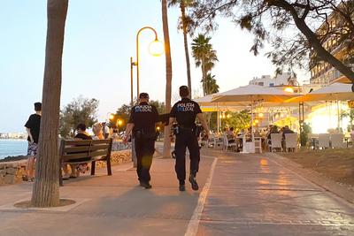 Mallorca 22.07.2021, Cala Millor Mallorca: Zwei Polizisten / Polizei gehen entlang der Uferpromenade *** Mallorca 22 07-stock-foto