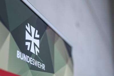 Bundeswehr-Logo auf moderner Werbetafel-stock-foto