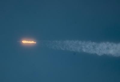 WENCHANG, CHINA - AUSGUT 04: A Long March-12 carrier rocket carrying a group of internet satellites blasts off from the-stock-foto