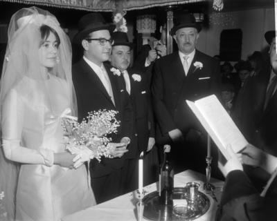 Anefo photo collection. Marriage Paulinka Wiesenthal (daughter Simon Wiesenthal with Gerard Kreisberg in Utrechtse Synag-stock-foto