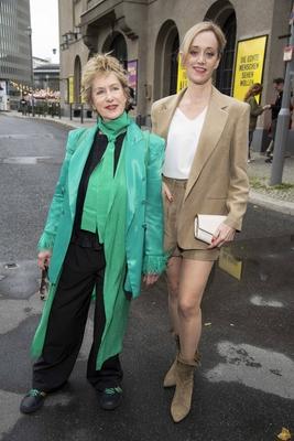 abb Beatrice Richter und Judith Richter Mutter tochter Schauspielerinen zu Gast anlaesslich der Deutschen Erstauffuehrung vom Theaterstueck Vanja von der Komoedie am Kurfuerstendamm im Neuen Haus des Berliner Ensemble am 03.August 2025 in Berlin Berlin Deutschland *** abb Beatrice Richter and Judith Richter mother-daughter actresses as guests at the German premiere of the play Vanja by the Komoedie am Kurfuerstendamm at the Neues Haus of the Berliner Ensemble on August 03, 2025 in Berlin Berlin Germany-stock-foto