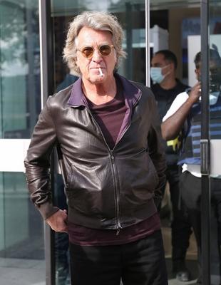 EXCLUSIF: Francois Cluzet quitte les studios de Radio France CELEBRITIES: Francois Cluzet a Radio France - Paris - 11/10-stock-foto