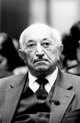 Bildnummer: 56763094  Datum: 02.01.1992  Copyright: imago/teutopressSimon Wiesenthal (Autor/Nazi-J?ger) 01/92 pop Mann Nazij?ger Holocaust NS Simon-Wiesenthal-Center Nazi-Verfolger Jude Ankl?ger Naziankl?ger Nazi-Ankl?ger Kriegsverbrechen tot verstorben gestorben Schriftsteller KZ-H?ftling Halbglatze Bart Schn?uzer Oberlippenbart Hoch Hochformat Portrait sitzend seri?s ernsthaft Anzug Hemd Krawatte Jackett Weste Mikrophon Mikrofon Mikro Fototermin in der j?dischen Gemeinde in Berlin am 18.1.1992 People 03 xmk x0x 1992 hoch  56763094 Date 02 01 1992 Copyright Imago teutopress Simon Wiesenthal Author Nazi Hunters 01 92 Pop Man Nazi hunter Holocaust NS Simon Wiesenthal Center Nazi Persecutors Jew Prosecutor  Nazi Prosecutor War crimes Dead died Died Writer KZ Prisoner Halbglatze Beard Schn?uzer Upper lips beard vertical Portrait Portrait seated seriously serious Suit Shirt Tie Jacket Vest Microphone Microphone Micro Photo call in the Jewish Community in Berlin at 18 1 1992 Celebrities 03 xmk x0x 1992 vertical-stock-foto