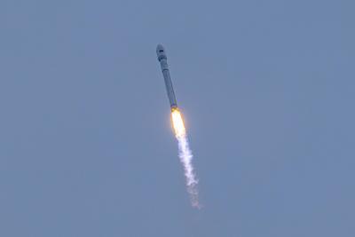 WENCHANG, CHINA - AUSGUT 04: A Long March-12 carrier rocket carrying a group of internet satellites blasts off from the-stock-foto