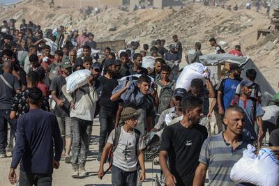 Palestinians suffering from extreme hunger under Israel intense attacks and blockade gather at an aid distribution center near the Zikim border crossing in Gaza to access limited food-stock-foto