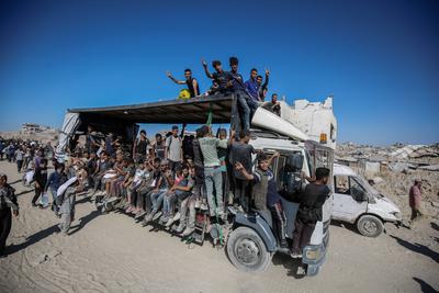 Palestinians suffering from extreme hunger under Israel intense attacks and blockade gather at an aid distribution center near the Zikim border crossing in Gaza to access limited food-stock-foto
