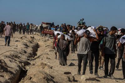 Palestinians suffering from extreme hunger under Israel intense attacks and blockade gather at an aid distribution center near the Zikim border crossing in Gaza to access limited food-stock-foto