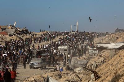 Palestinians suffering from extreme hunger under Israel intense attacks and blockade gather at an aid distribution center near the Zikim border crossing in Gaza to access limited food-stock-foto