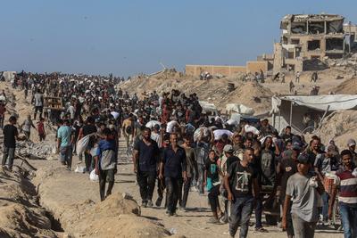 Palestinians suffering from extreme hunger under Israel intense attacks and blockade gather at an aid distribution center near the Zikim border crossing in Gaza to access limited food-stock-foto