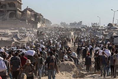 Palestinians suffering from extreme hunger under Israel intense attacks and blockade gather at an aid distribution center near the Zikim border crossing in Gaza to access limited food-stock-foto