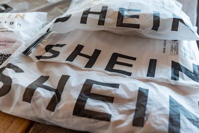 SHEIN-Logo auf mehreren Verpackungen ? Sinnbild f?r Massenkonsum-stock-foto