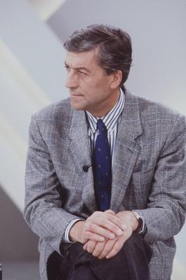 Bildnummer: 56661012  Datum: 01.11.1986  Copyright: imago/teutopressNino Cerruti (Designer, Unternehmer) 11/86 dar Mann Italiener Italien Mode Kleider Kleidung Bekleidung Modemacher Designer Entwurf Gestaltung grauhaarig kurzhaarig seri?s Jackett grau kariert Hemd schwarz-weiss gestreift Krawatte blau gemustert Hose schwarz sitzend Studio Saal Beine ?bereinandergeschlagen H?nde gefaltet halb hoch nachdenklich zur Seite schauend People xmk x0x 1986 hoch  56661012 Date 01 11 1986 Copyright Imago teutopress Nino Cerruti Designers Entrepreneurs 11 86 dar Man Italians Italy Fashion Clothes clothes Clothing Fashion designers Designers Draft Design grauhaarig short seriously Jacket grey squared Shirt Black white striated Tie Blue patterned Trousers Black seated Studio Room Legs ?bereinandergeschlagen Hands folded half vertical contemplative to Side looking Celebrities xmk x0x 1986 vertical-stock-foto