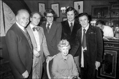Pierre Balmain, Pierre Cardin, Yves Saint Laurent, Jean Louis Scherrer, Guy Laroche et Eugenia Shepard. Paris. 26 Janvie-stock-foto