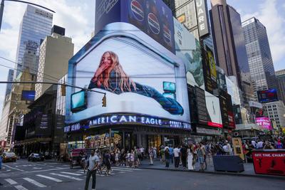 Sydney Sweeney Has Great Jeans ad in Times Square-stock-foto