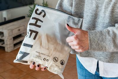 SHEIN-Verpackung mit Daumen hoch ? Symbolik des Onlinehandels-stock-foto