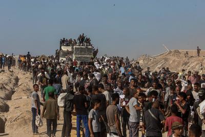 Palestinians suffering from extreme hunger under Israel intense attacks and blockade gather at an aid distribution center near the Zikim border crossing in Gaza to access limited food-stock-foto