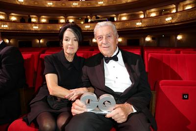 Nino Cerruti mit Ehefrau bei der Verleihung des GQ M?nner des Jahres Award in der Komischen Oper in Berlin ***GQ Man of-stock-foto