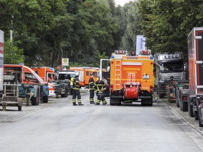 cntv Feuer Rauch Qualm in einem Lagerhallen Buerokomplex Firma Folienverpackungsmaterial 04.August 2025 in Hamburg auf der Peute Brandursache unklar Am Montag abend wurde die Feuerwehr Hamburg zu einem Brand in der Hovestrasse alarmiert. In der Halle hatte sich aus noch unbekannten Gruenden eine groessere Menge Verpackungsfolie entzuendet. Die Loescharbeiten dauerten mehrere Stunden Hamburg Deutschland *** cntv Fire Smoke Smoke in a warehouse office complex Company film packaging material 04 August 2025 in Hamburg on the Peute Fire cause unclear On Monday evening, the Hamburg fire department was alerted to a fire in Hovestrasse A large amount of packaging film had ignited in the hall for unknown reasons The extinguishing work lasted severa-stock-foto