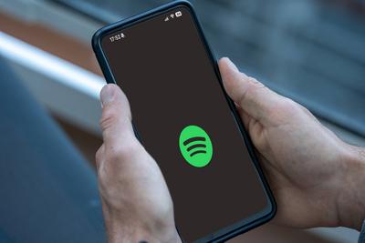 Bavaria, Germany - May 22, 2025: PHOTOMONTAGE, home screen of the Spotify app on a smartphone - the green logo appears w-stock-foto