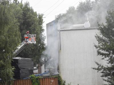 cntv Feuer Rauch Qualm in einem Lagerhallen Buerokomplex Firma Folienverpackungsmaterial 04.August 2025 in Hamburg auf der Peute Brandursache unklar Am Montag abend wurde die Feuerwehr Hamburg zu einem Brand in der Hovestrasse alarmiert. In der Halle hatte sich aus noch unbekannten Gruenden eine groessere Menge Verpackungsfolie entzuendet. Die Loescharbeiten dauerten mehrere Stunden Hamburg Deutschland *** cntv Fire Smoke Smoke in a warehouse office complex Company film packaging material 04 August 2025 in Hamburg on the Peute Fire cause unclear On Monday evening, the Hamburg fire department was alerted to a fire in Hovestrasse A large amount of packaging film had ignited in the hall for unknown reasons The extinguishing work lasted severa-stock-foto