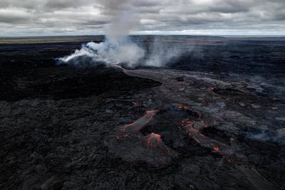 Vulkanausbruch in der Sundhnukur-Kraterreihe im Svartsengigebiet-stock-foto