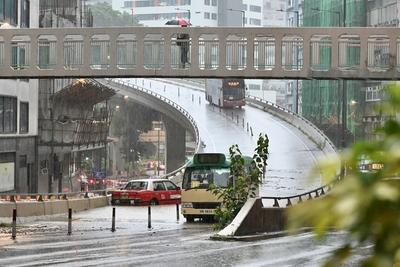 HONG KONG, CHINA - AUGUST 05: A car breaks down as it lies partially submerged in a waterlogged road in Kwai Chung on Au-stock-foto