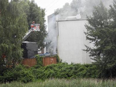 cntv Feuer Rauch Qualm in einem Lagerhallen Buerokomplex Firma Folienverpackungsmaterial 04.August 2025 in Hamburg auf der Peute Brandursache unklar Am Montag abend wurde die Feuerwehr Hamburg zu einem Brand in der Hovestrasse alarmiert. In der Halle hatte sich aus noch unbekannten Gruenden eine groessere Menge Verpackungsfolie entzuendet. Die Loescharbeiten dauerten mehrere Stunden Hamburg Deutschland *** cntv Fire Smoke Smoke in a warehouse office complex Company film packaging material 04 August 2025 in Hamburg on the Peute Fire cause unclear On Monday evening, the Hamburg fire department was alerted to a fire in Hovestrasse A large amount of packaging film had ignited in the hall for unknown reasons The extinguishing work lasted severa-stock-foto